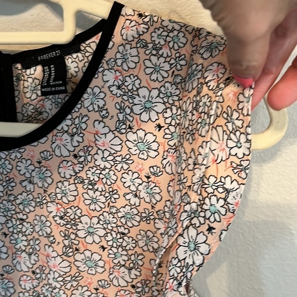 5/$25 Forever 21 Peach Floral Top Sz M - Picture 2 of 5